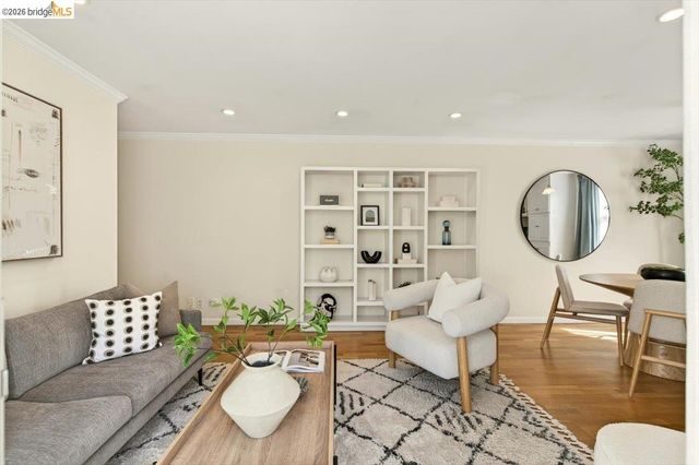 250 Whitmore St 304, Oakland, CA 94611