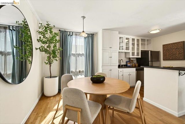 250 Whitmore St 304, Oakland, CA 94611