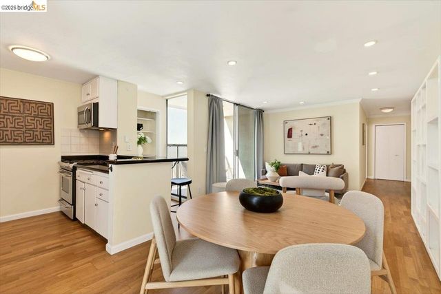 250 Whitmore St 304, Oakland, CA 94611