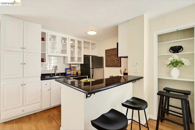 250 Whitmore St 304, Oakland, CA 94611