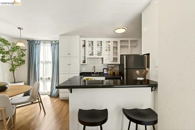 250 Whitmore St 304, Oakland, CA 94611