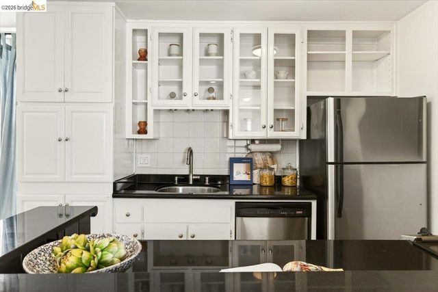 250 Whitmore St 304, Oakland, CA 94611