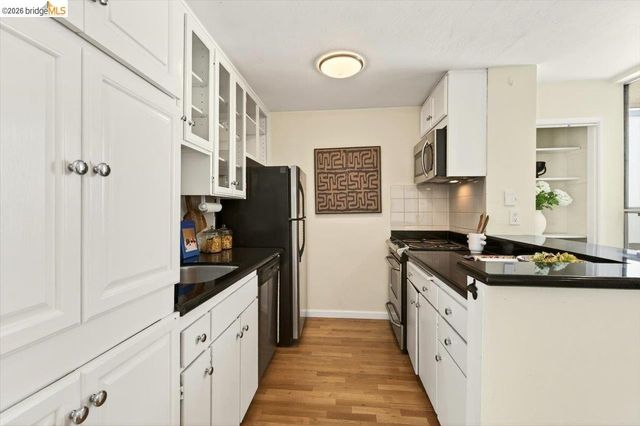 250 Whitmore St 304, Oakland, CA 94611