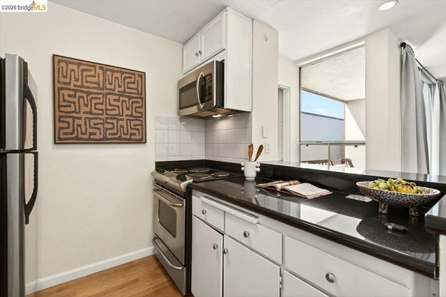 250 Whitmore St 304, Oakland, CA 94611