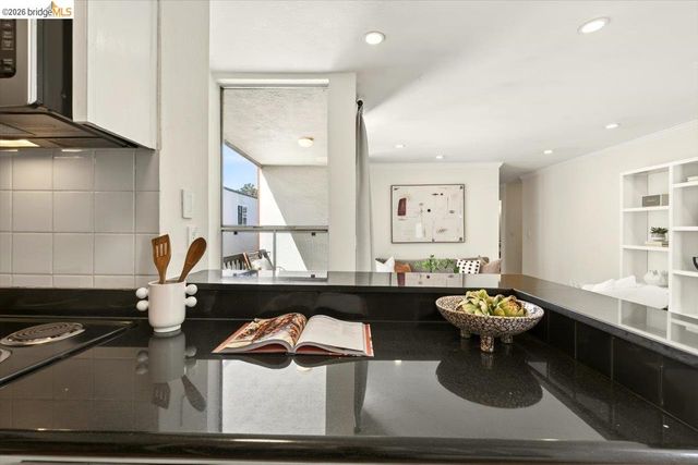 250 Whitmore St 304, Oakland, CA 94611