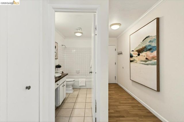 250 Whitmore St 304, Oakland, CA 94611