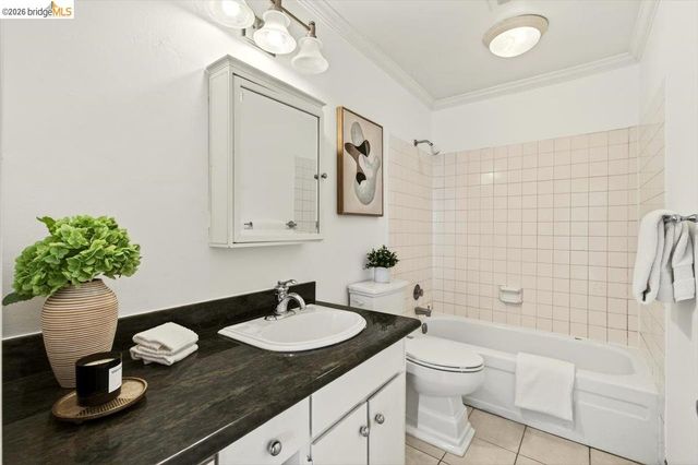 250 Whitmore St 304, Oakland, CA 94611