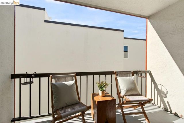 250 Whitmore St 304, Oakland, CA 94611