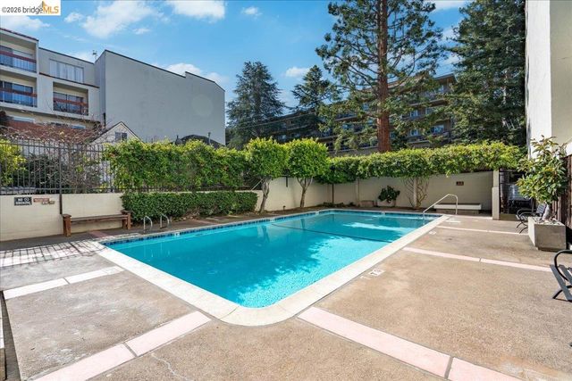 250 Whitmore St 304, Oakland, CA 94611