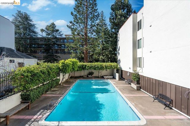 250 Whitmore St 304, Oakland, CA 94611