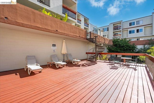 250 Whitmore St 304, Oakland, CA 94611