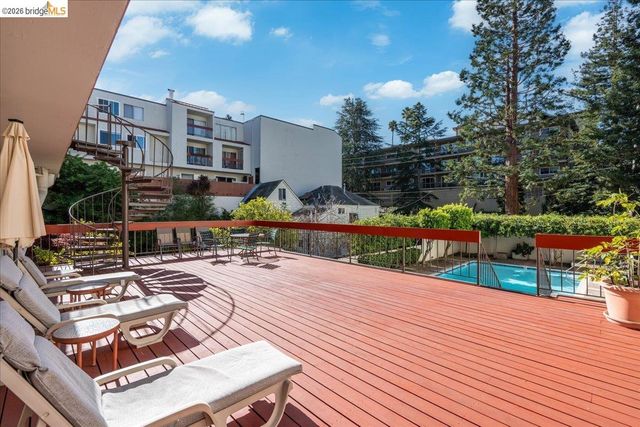 250 Whitmore St 304, Oakland, CA 94611