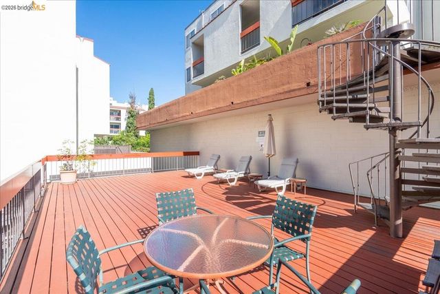 250 Whitmore St 304, Oakland, CA 94611