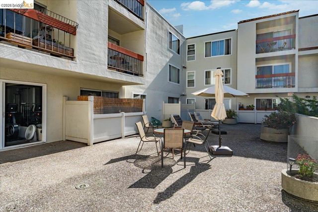 250 Whitmore St 304, Oakland, CA 94611