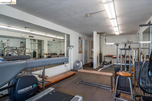 250 Whitmore St 304, Oakland, CA 94611