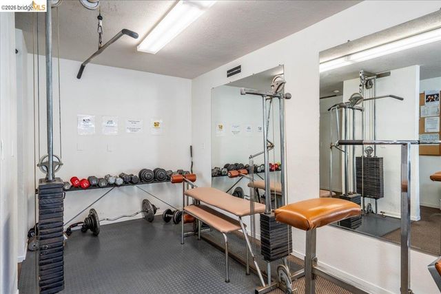 250 Whitmore St 304, Oakland, CA 94611