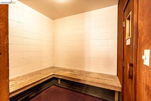 250 Whitmore St 304, Oakland, CA 94611