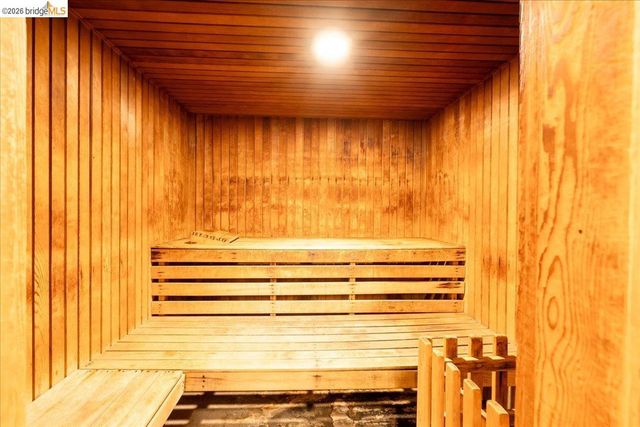 250 Whitmore St 304, Oakland, CA 94611