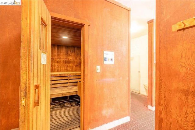 250 Whitmore St 304, Oakland, CA 94611