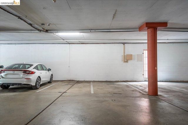 250 Whitmore St 304, Oakland, CA 94611