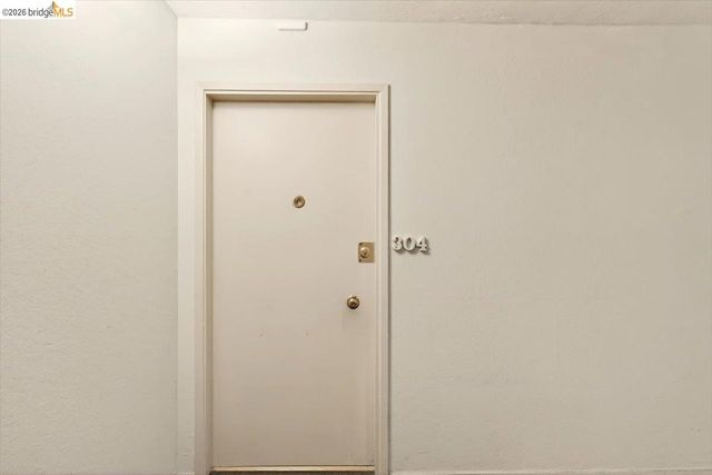 250 Whitmore St 304, Oakland, CA 94611