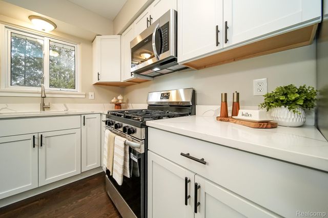 11615 Highland Drive, Warren, MI 48089