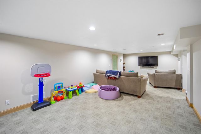 7123 Garrison Road, Windsor Heights, IA 50324