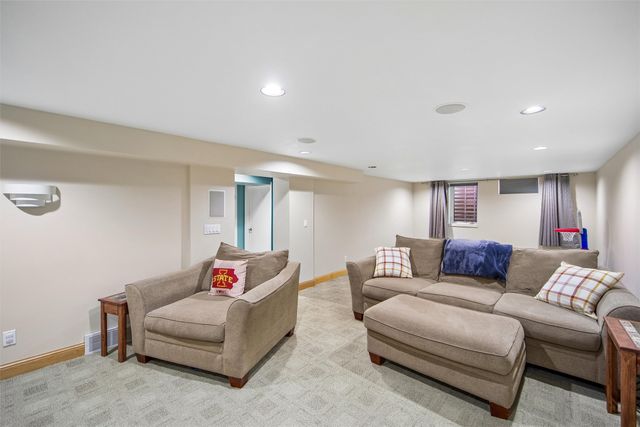 7123 Garrison Road, Windsor Heights, IA 50324