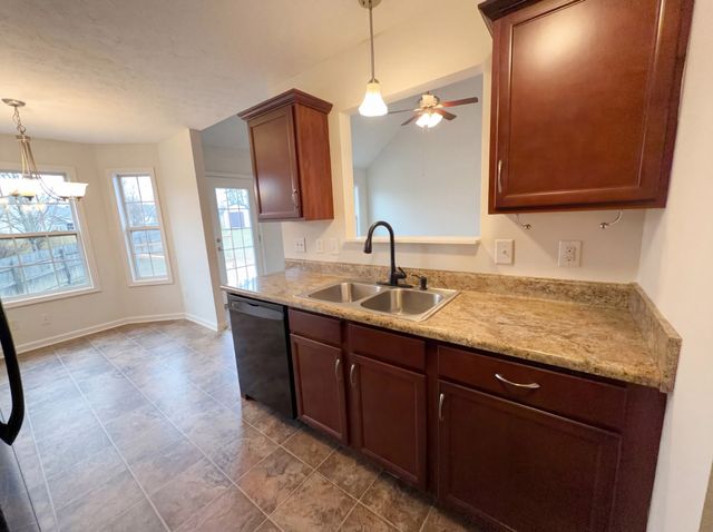 353 Chestnut Grove Ct, Clarksville, TN 37042