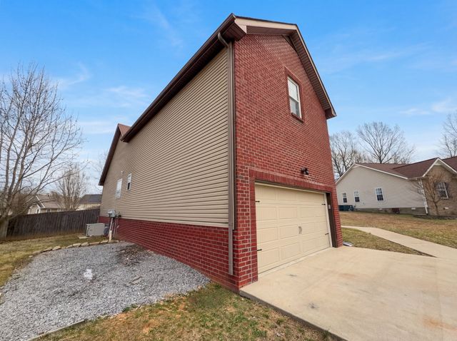 353 Chestnut Grove Ct, Clarksville, TN 37042