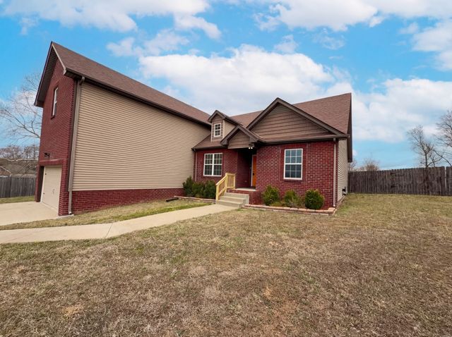 353 Chestnut Grove Ct, Clarksville, TN 37042