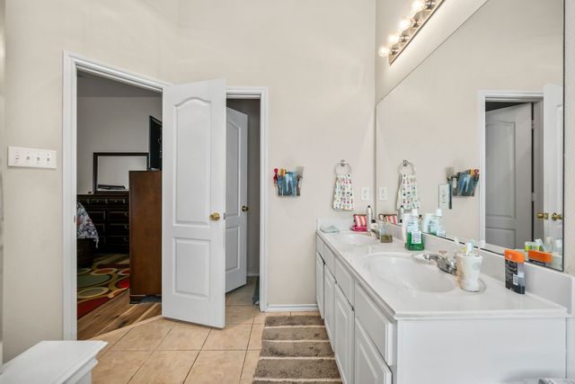 1905 Sharpsbury Drive, Euless, TX 76040