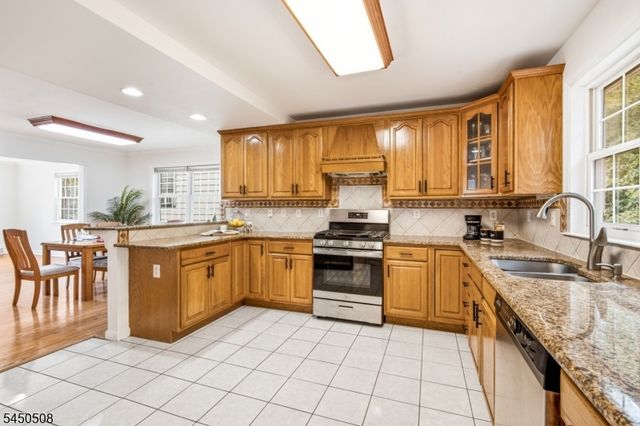 28 Kenz Ter, West Orange Twp., NJ 07052
