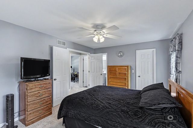 392 Basswood Court, Carol Stream, IL 60188