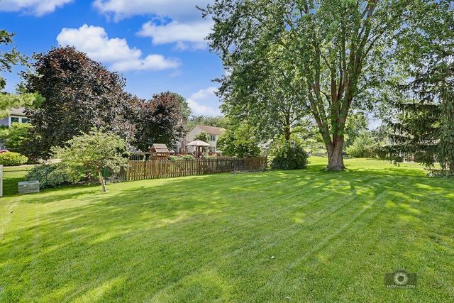 392 Basswood Court, Carol Stream, IL 60188
