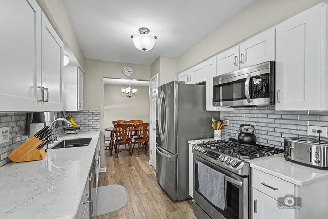 392 Basswood Court, Carol Stream, IL 60188