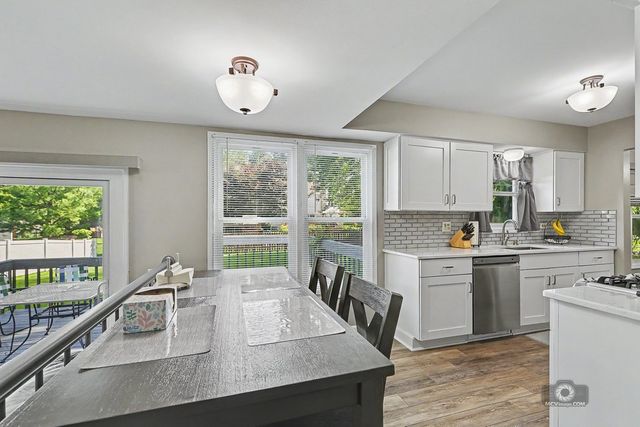 392 Basswood Court, Carol Stream, IL 60188
