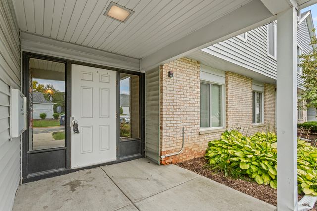 7050 Brighton Court 204, Woodridge, IL 60517