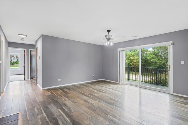 7050 Brighton Court 204, Woodridge, IL 60517