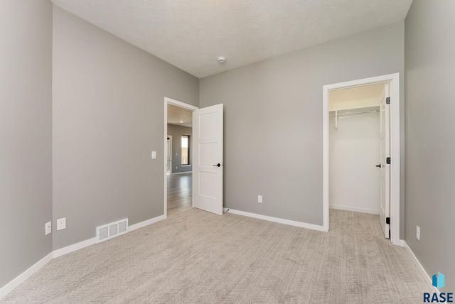 2033 S Sonoma Pl Place, Sioux Falls, SD 57106