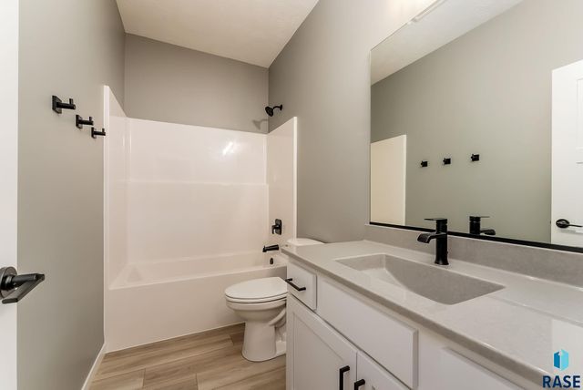 2033 S Sonoma Pl Place, Sioux Falls, SD 57106