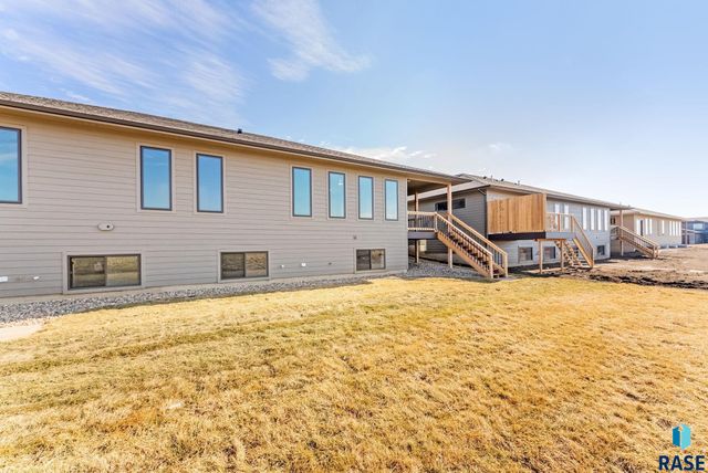 2033 S Sonoma Pl Place, Sioux Falls, SD 57106