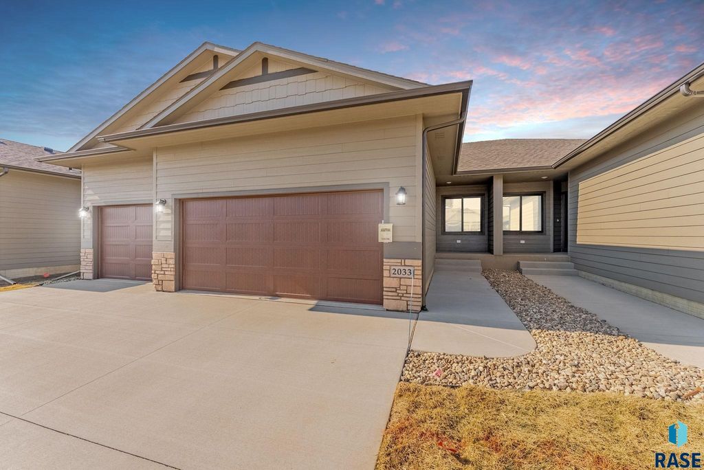 2033 S Sonoma Pl Place, Sioux Falls, SD 57106