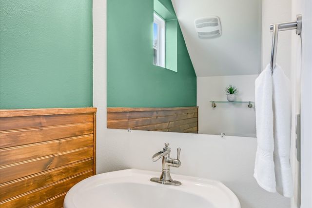 1121 Walton LN B, Austin, TX 78721