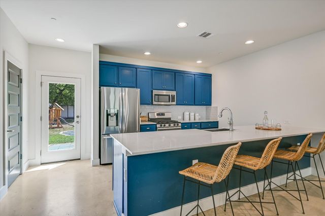 1121 Walton LN B, Austin, TX 78721