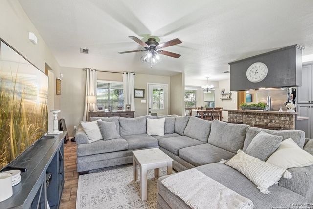 1108 5th, Floresville, TX 78114