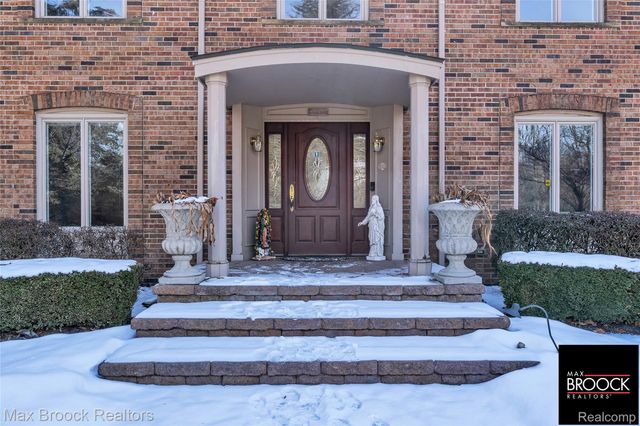 28351 W 14 Mile Road, Farmington Hills, MI 48334