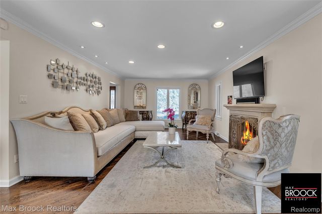 28351 W 14 Mile Road, Farmington Hills, MI 48334