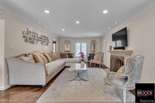 28351 W 14 Mile Road, Farmington Hills, MI 48334