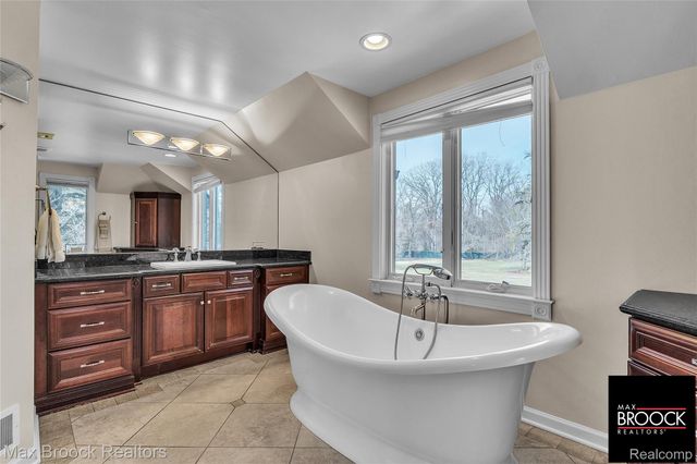 28351 W 14 Mile Road, Farmington Hills, MI 48334